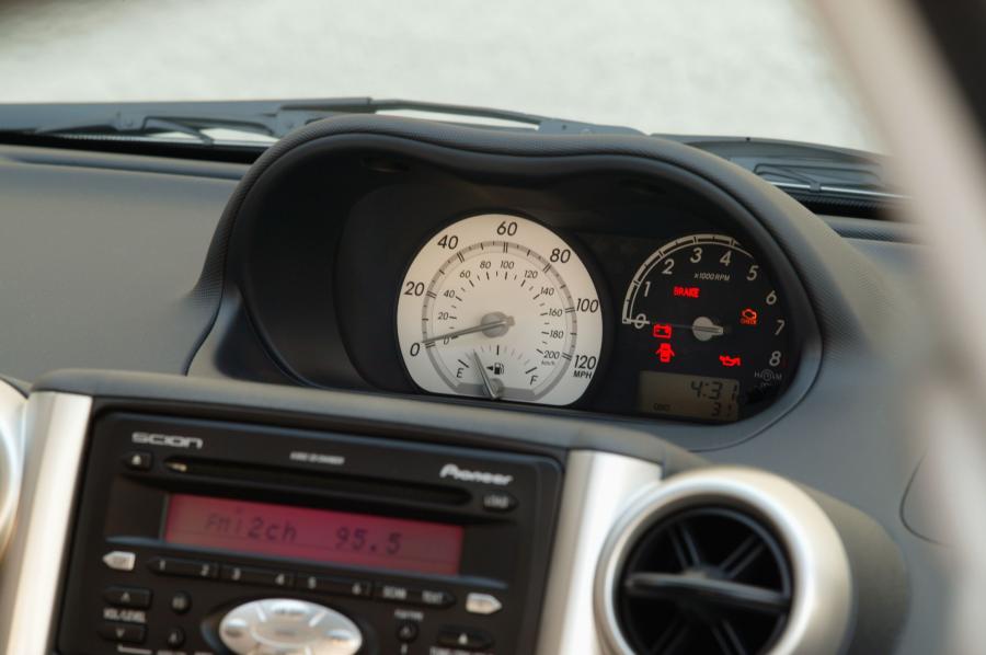 Детали интерьера Scion xA 2003 года  (фото 13 из 25)